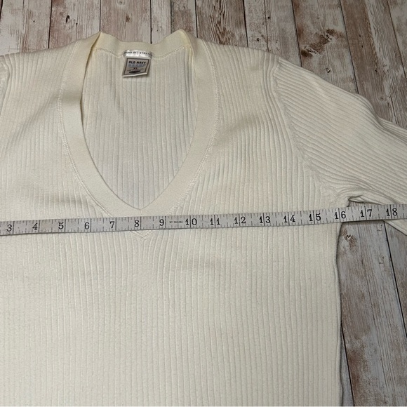 “Old Navy” long slv, perfect fit/stretch, ribbed, cream v-neck sweater -size XL - Picture 6 of 7